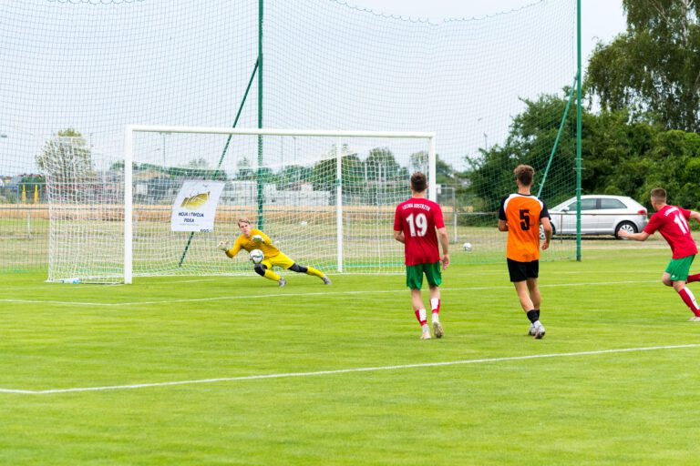 Parada bramkarska podczas testów piłkarskich